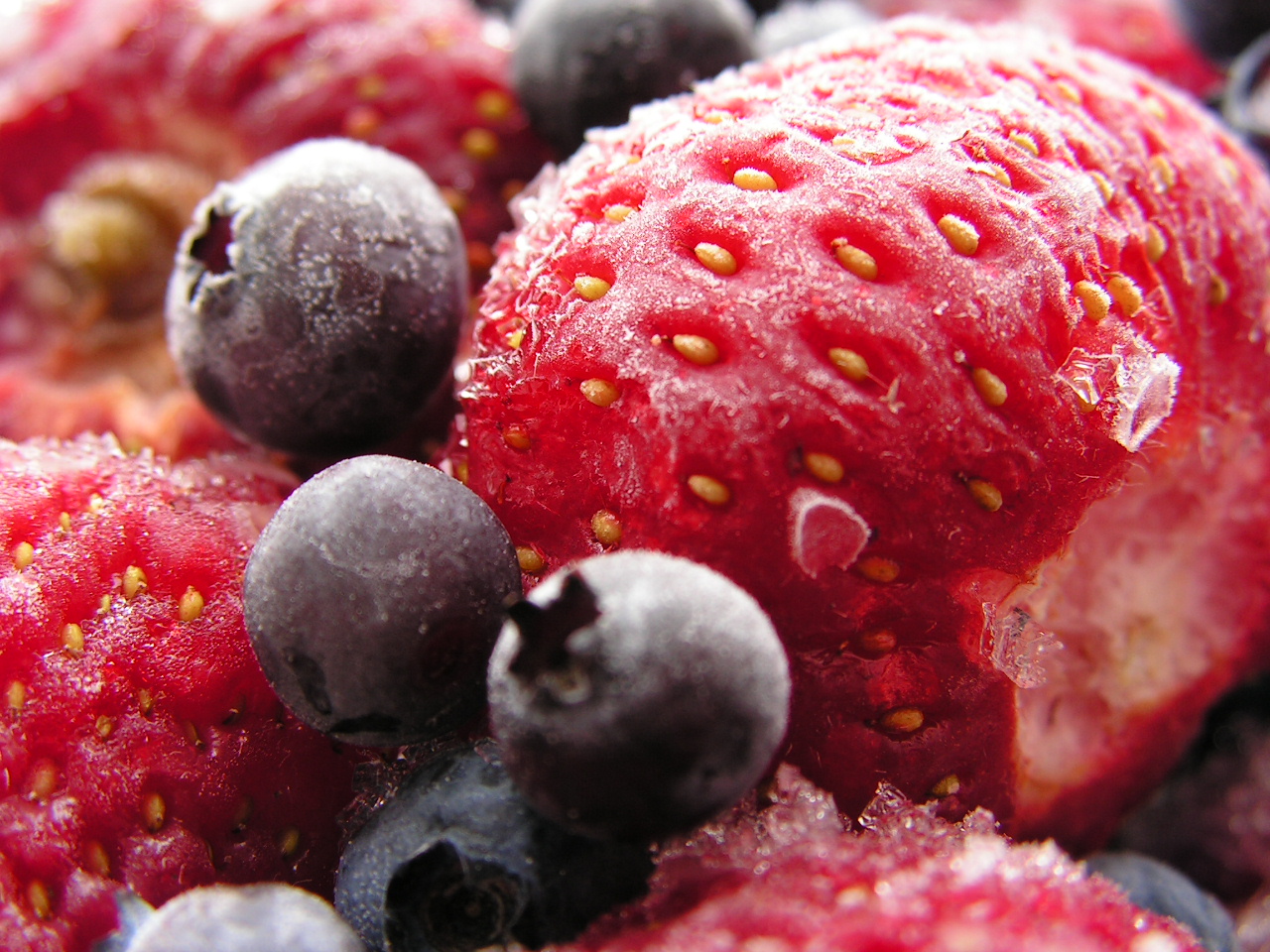 Заморозка фруктов. Фрукты. Фрукты и ягоды. Замороженные ягоды. Быстрозамороженные ягоды.